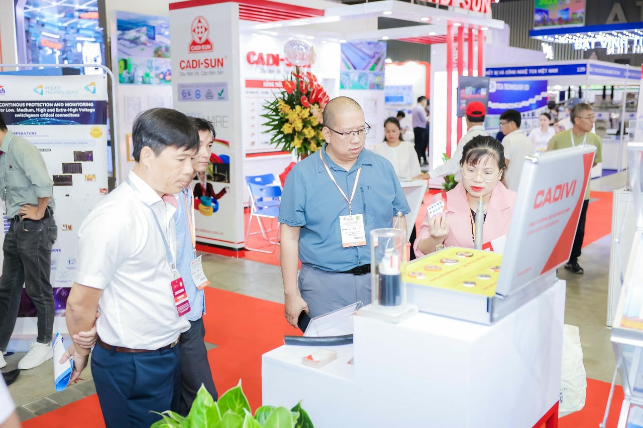 Khách trải nghiệm sản phẩm cáp sạc CADIVI.