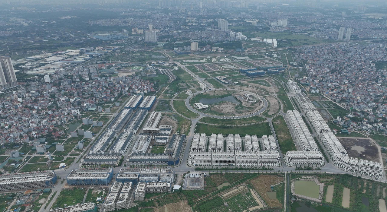 Khu đô thị mới Kim Chung - Di Trạch (huyện Hoài Đức) có diện tích khoảng 140 ha, được phê duyệt từ 2008. Dự án do Tổng công ty cổ phần Thương mại Xây dựng Vietracimex làm chủ đầu tư với quy mô dân số dự kiến 20.000 - 30.000 người nhưng hiện trạng bỏ không nhiều năm. Ảnh: Ngọc Thành.
