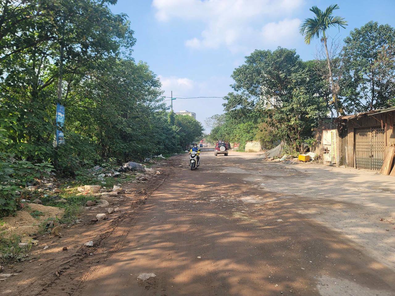 Phố Nguyễn Cảnh Dị (Hoàng Mai, Hà Nội) dài tổng cộng 1,3km, là trục đường có vai trò quan trọng trong việc kết nối giao thông, giảm thiểu tình trạng kẹt xe giữa các tuyến phố thuộc khu vực phường Định Công, phường Đại Kim và phường Linh Đàm.