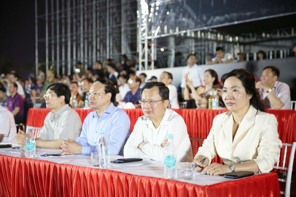 Bí thư Tỉnh ủy Quảng Ninh Nguyễn Xuân Ký, Chủ tịch UBND tỉnh Quảng Ninh Cao Tường Huy và Phó Chủ tịch UBND tỉnh Quảng Ninh Nguyễn Thị Hạnh tham dự chỉ đạo tại buổi tổng duyệt Carnaval Hạ Long 2024.