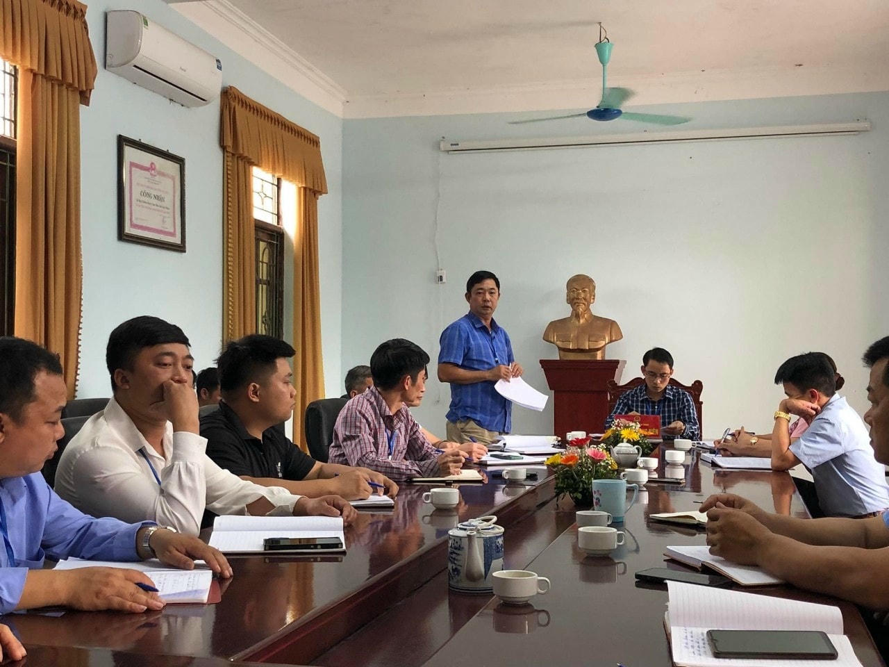 Bí thư thị trấn Hợp Châu công bố quyết định tạm đình chỉ chức vụ đối với ông Trần Văn Bình