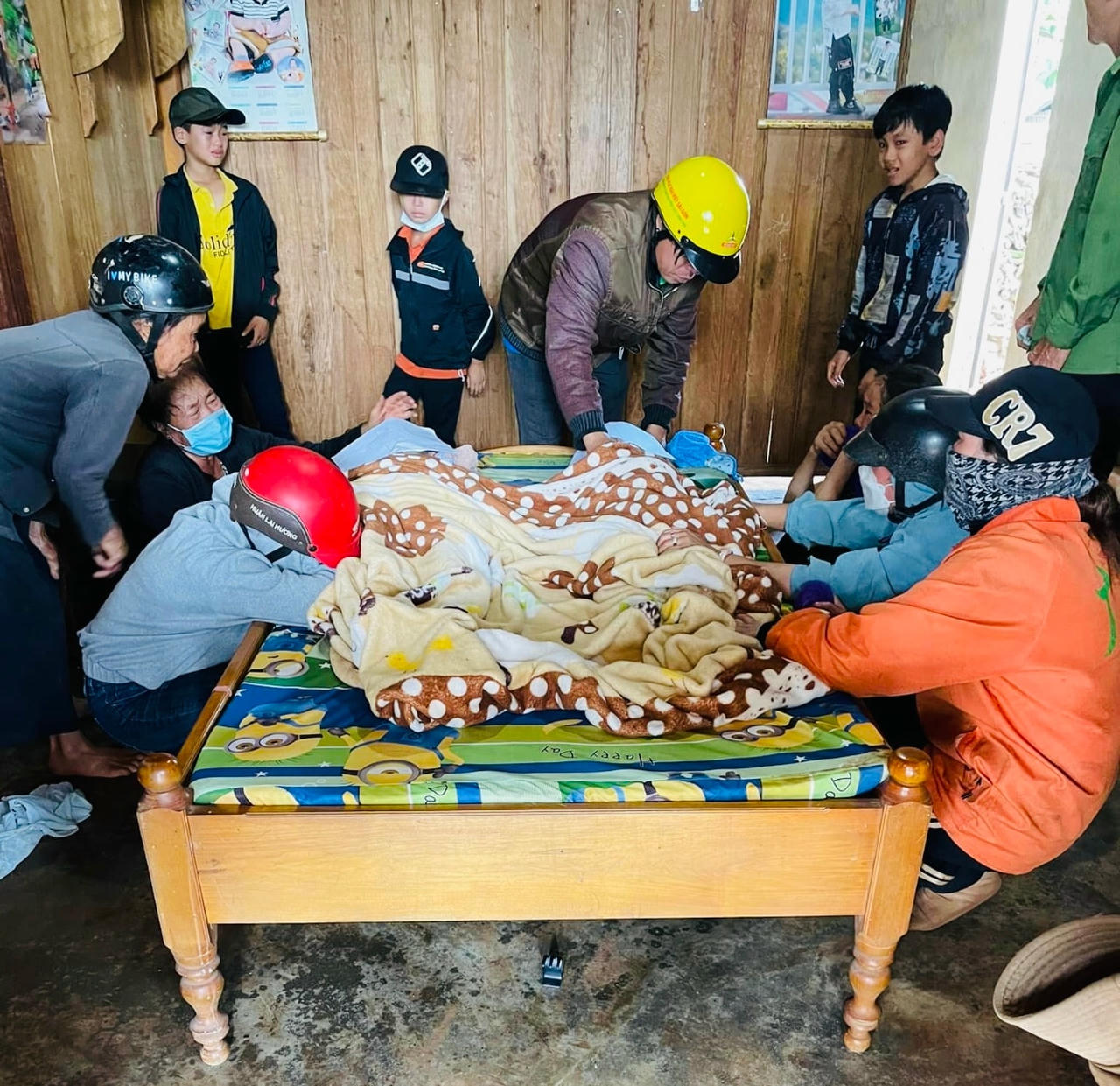Gia đình đang loa hậu sự cho các cháu.