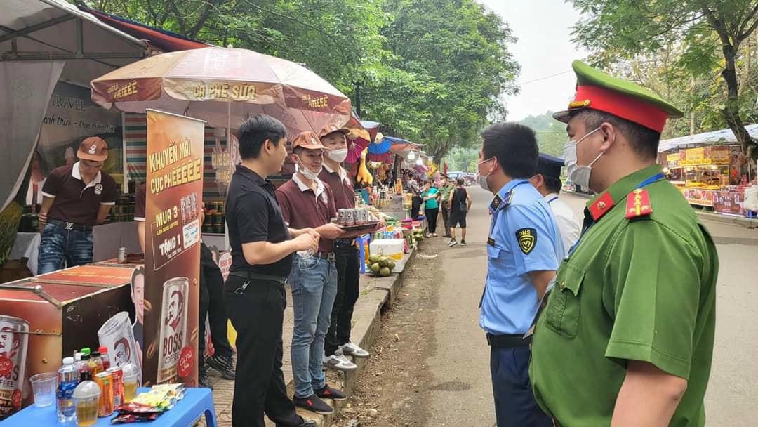 Ngoài kiểm tra, đoàn liên ngành còn tuyên truyền cho các hộ thực hiện kinh doanh đúng pháp luật. Ảnh Công an tỉnh Phú Thọ