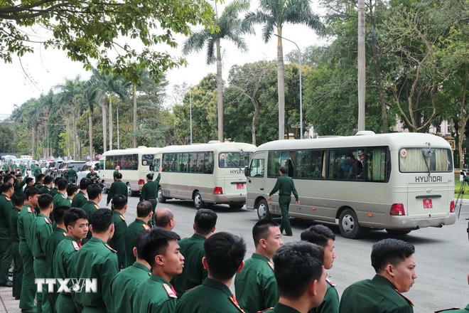 Lễ tiễn lực lượng cứu trợ ra sân bay sang Myanmar ngay trong chiều 30/3. (Ảnh: Trọng Đức/TTXVN) ttxvn-bo-quoc-phong-khac-phuc-dong-dat-myanmar-8-resize.jpg