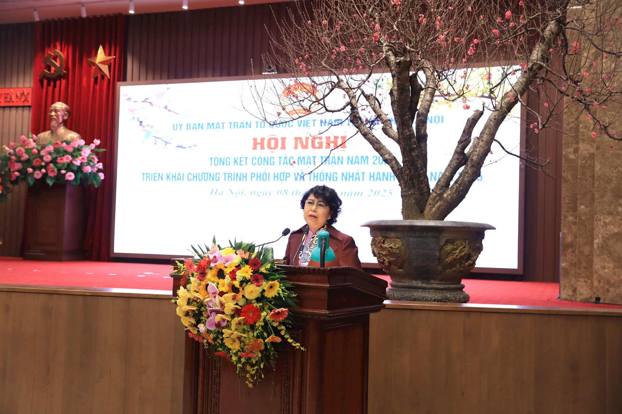 Bà Tô Thị Bích Châu, Phó Chủ tịch UBTƯ MTTQ Việt Nam phát biểu tại hội nghị.