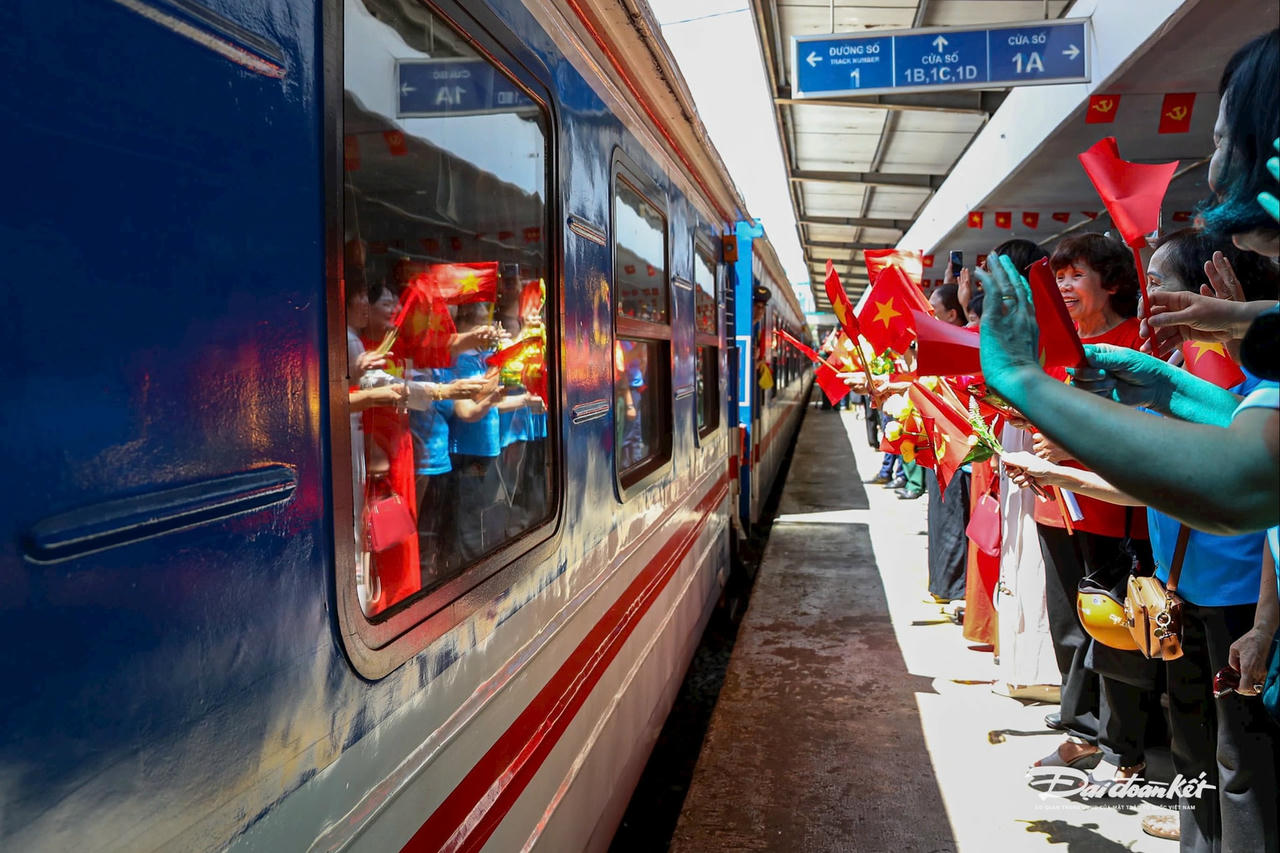Đúng 13h15, chuyến tàu xuất phát, để lại trên sân ga những hàng vẫy tay bịn rịn, đầy cảm xúc.