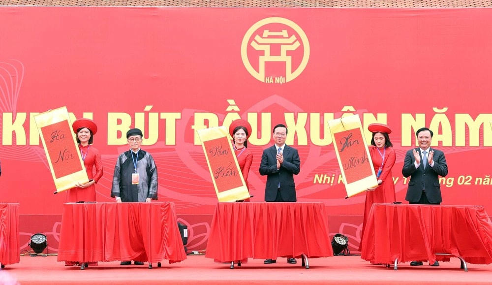 Chủ tịch nước Võ Văn Thưởng và các đại biểu thực hiện nghi thức khai bút đầu Xuân năm 2024 tại Khu lưu niệm Anh hùng dân tộc, Danh nhân văn hoá thế giới Nguyễn Trãi. (Ảnh: Thống Nhất/TTXVN) TTXVN_1802Chutichnuoc2.jpg