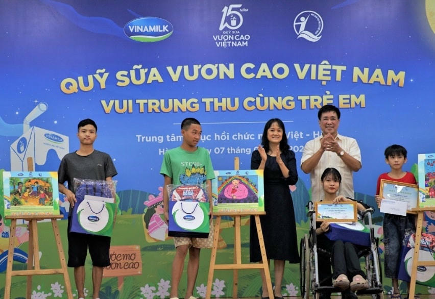 Với chủ đề “Em vẽ ước mơ vươn cao”, nhiều bức vẽ có bố cục đẹp mắt, ý tưởng đặc sắc và thông điệp ý nghĩa đã gây ấn tượng mạnh với ban tổ chức.