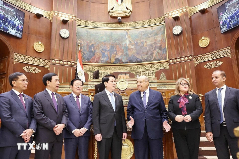 Chủ tịch Thượng viện Ai Cập Abdel-Wahab Abdel-Razek giới thiệu với Chủ tịch nước Lương Cường về trụ sở Thượng viện Ai Cập. (Ảnh: Lâm Khánh/TTXVN)