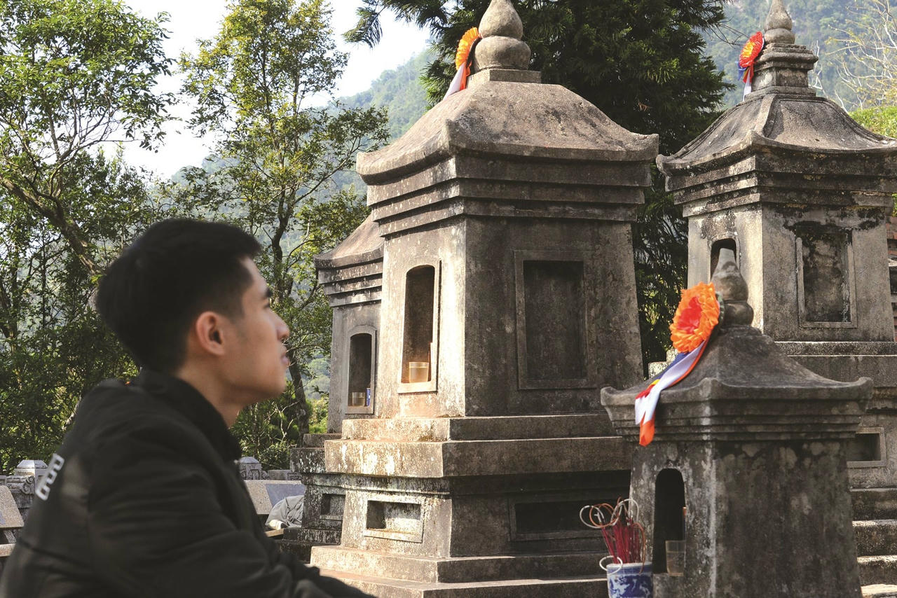 dung-chan-ben-vuon-thap-hue-quang-noi-lung-chung-nui-yen-tu-de-cam-nhan-dau-an-cua-thoi-gian.jpg