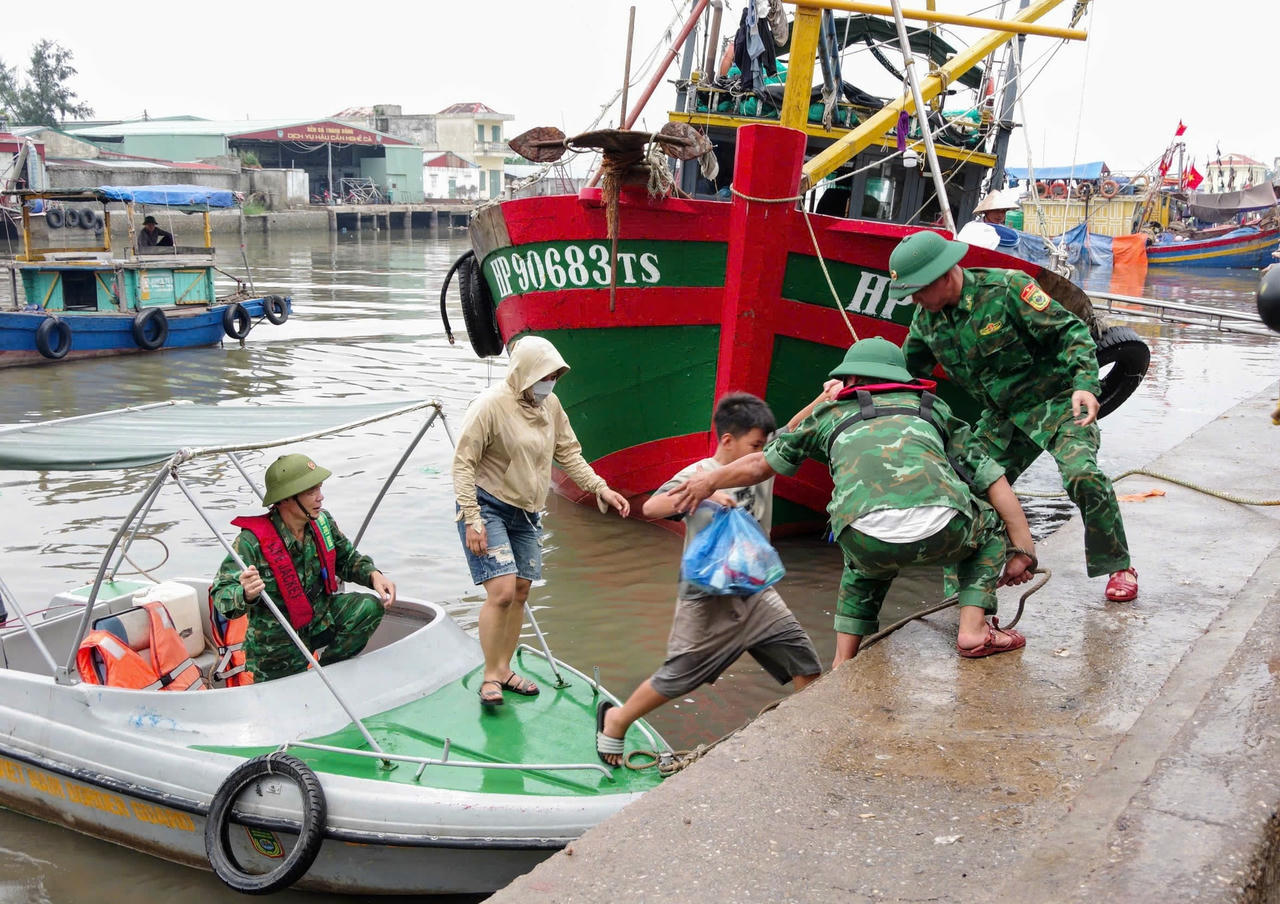 Lực lượng Biên phòng Hải Phòng hỗ trợ ngư dân lên bờ tránh trú bão. Ảnh: Nguyễn Khánh