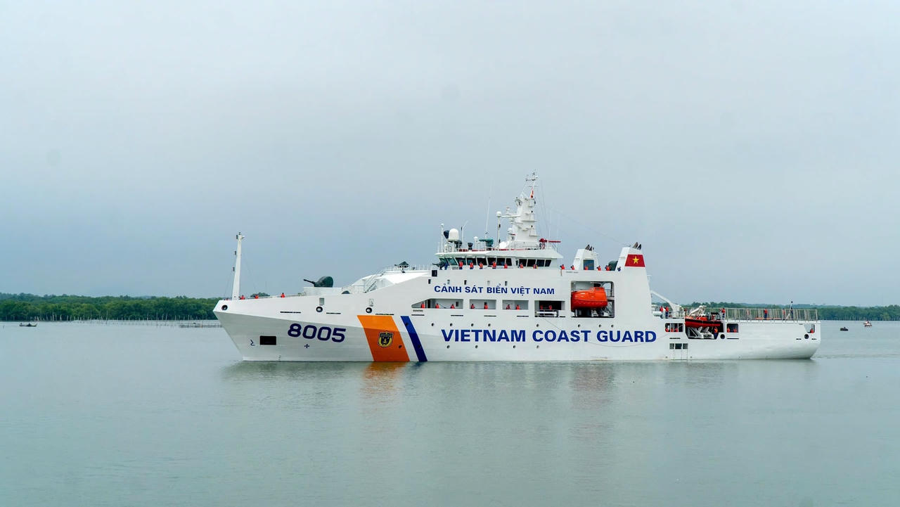 Tàu CSB 8005 lên đường thực hiện nhiệm vụ