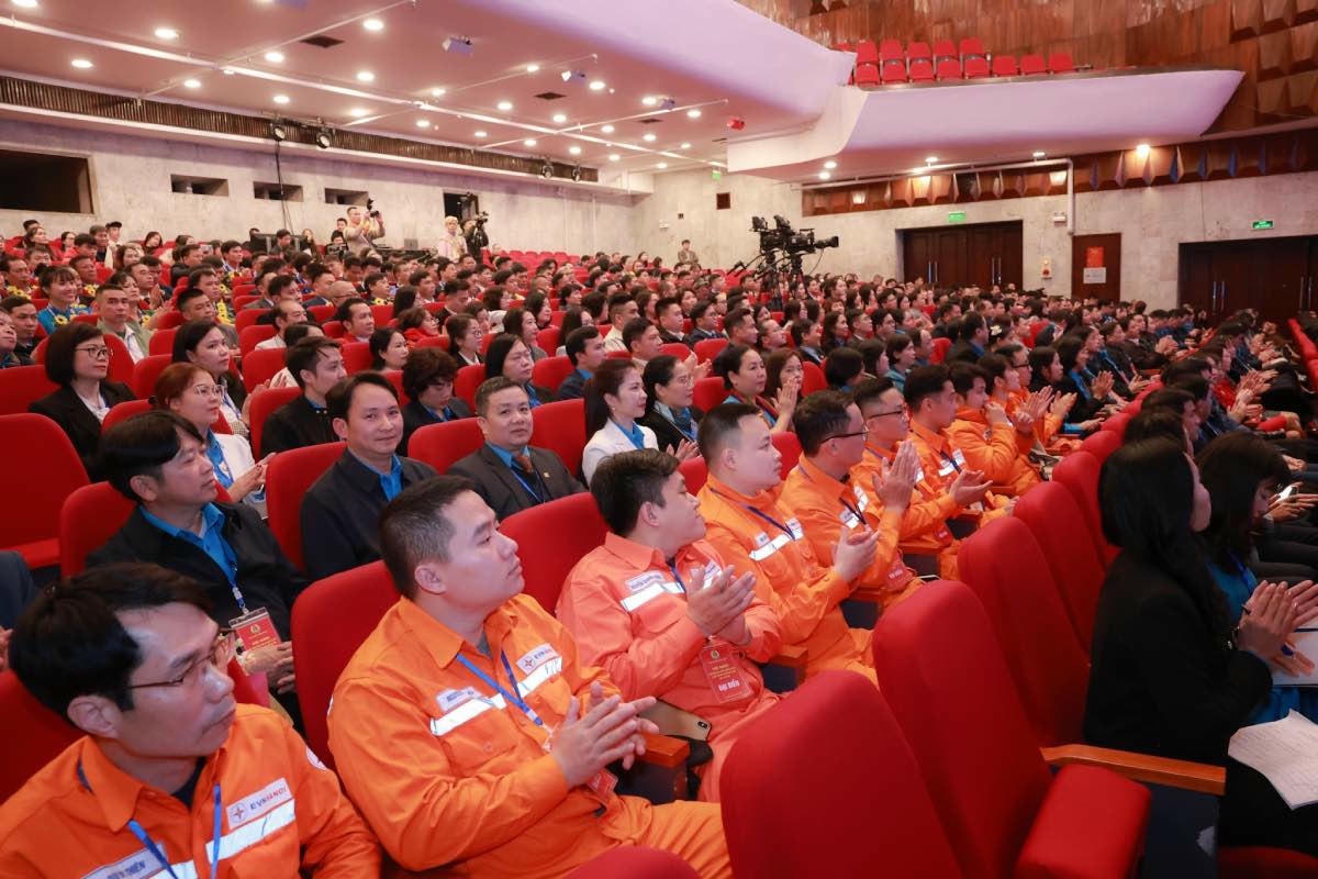 Cán bộ, công nhân lao động tham dự lễ biểu dương.