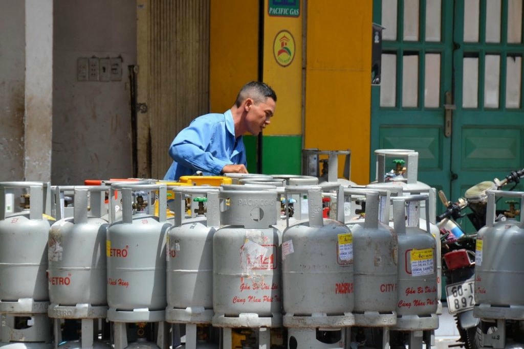 Người tiêu dùng trông đợi giá xăng dầu, gas sẽ tiếp tục giảm.