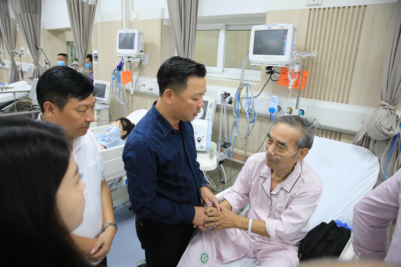 Phó Chủ tịch Thường trực Ủy ban MTTQ Việt Nam Nguyễn Sỹ Trường động viên các nạn nhân trong vụ hỏa hoạn.