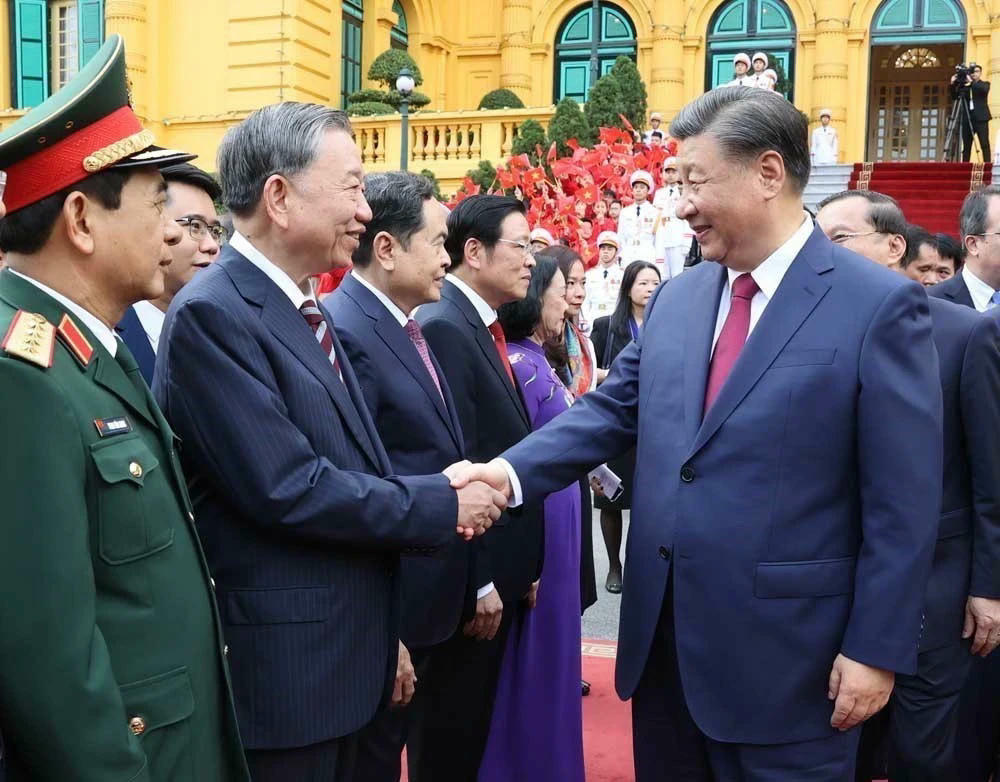Tổng Bí thư, Chủ tịch nước Trung Quốc Tập Cận Bình với các thành viên Đoàn Đại biểu Việt Nam. (Ảnh: Trí Dũng/TTXVN) ttxvn-le-don-ong-tap-can-binh-4-7520.jpg