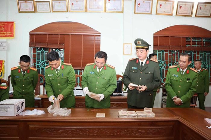 lanh-dao-cong-an-tinh-lai-chau-kiem-tra-so-tang-vat-thu-giu.jpg