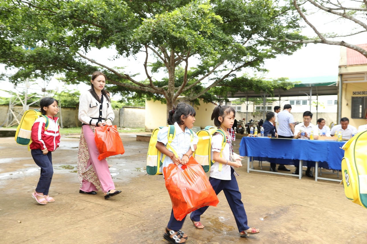 Nhiều hoạt động trách nhiệm xã hội được nhãn hàng Trà xanh C2 thuộc URC Việt Nam triển khai tại vùng trồng trà Bảo Lâm, Lâm Đồng.
