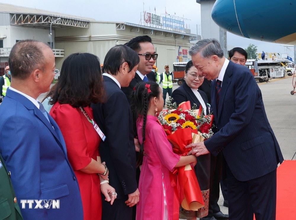 Chủ tịch nước Tô Lâm và Đoàn đại biểu cấp cao Việt Nam đến Thủ đô Vientiane, bắt đầu chuyến thăm cấp Nhà nước tới Cộng hòa Dân chủ Nhân dân Lào từ 11-12/7 theo lời mời của Tổng Bí thư, Chủ tịch nước Lào Thongloun Sisoulith. ttxvn_1107_chu tich nuoc to lam lao (3).jpg