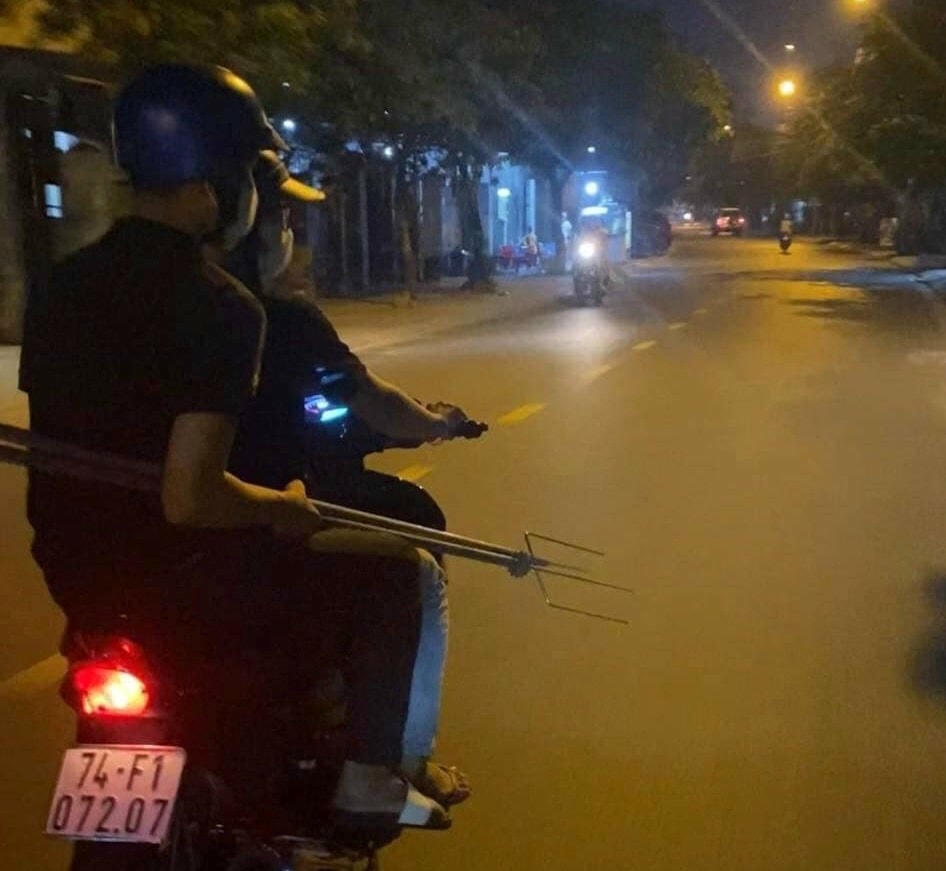 Qua xác minh, nhóm thanh niên mang theo hung khí đi tìm một nhóm khác để xử lý mâu thuẫn nhưng không gặp.  Ảnh: CA.