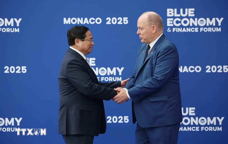 Hoàng thân Monaco Albert II đón Thủ tướng Phạm Minh Chính tham dự Hội nghị Đại dương của Liên hợp quốc lần thứ 3. (Ảnh: Dương Giang/TTXVN)