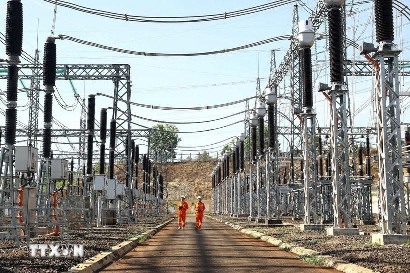 Công nhân trực vận hành tại Trạm biến áp 500kV Pleiku2 (Gia Lai). (Ảnh: Huy Hùng/TTXVN)