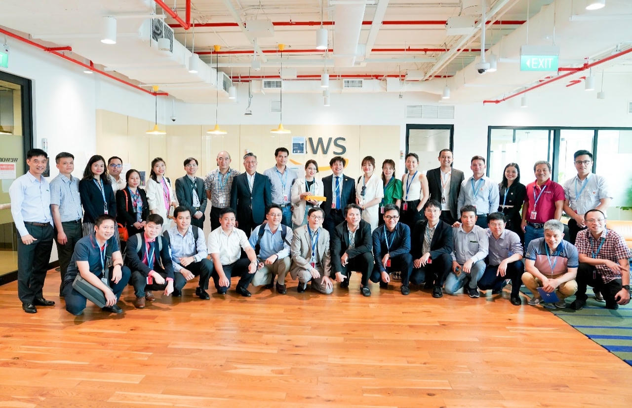 Đoàn công tác của Meey Land làm việc tại trụ sở của AWS.