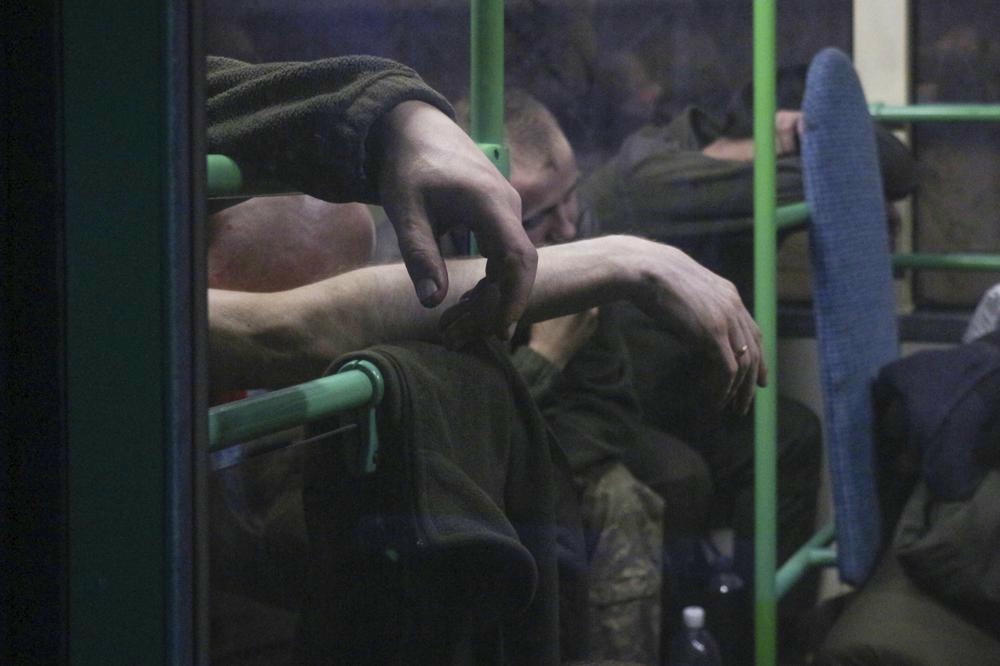 Quân nhân Ukraine được sơ tán khỏi nhà máy thép Azovstal của Mariupol, miền đông Ukraine. Ảnh: AP.