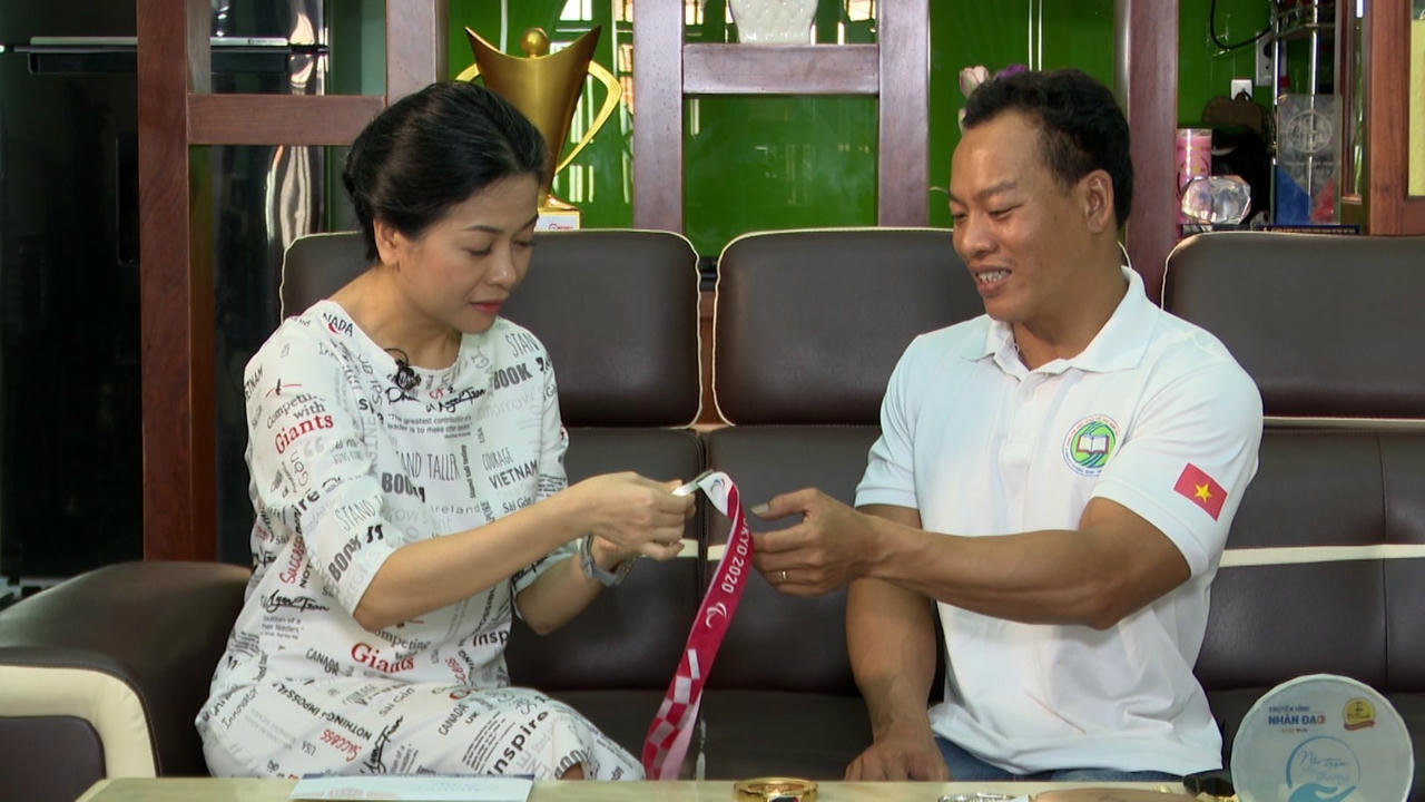 Bà Trần Uyên Phương – PTGĐ Tập đoàn Tân Hiệp Phát gửi lời chúc đến vận động viên Lê Văn Công trong chương trình Nối Trọn Yêu Thương,