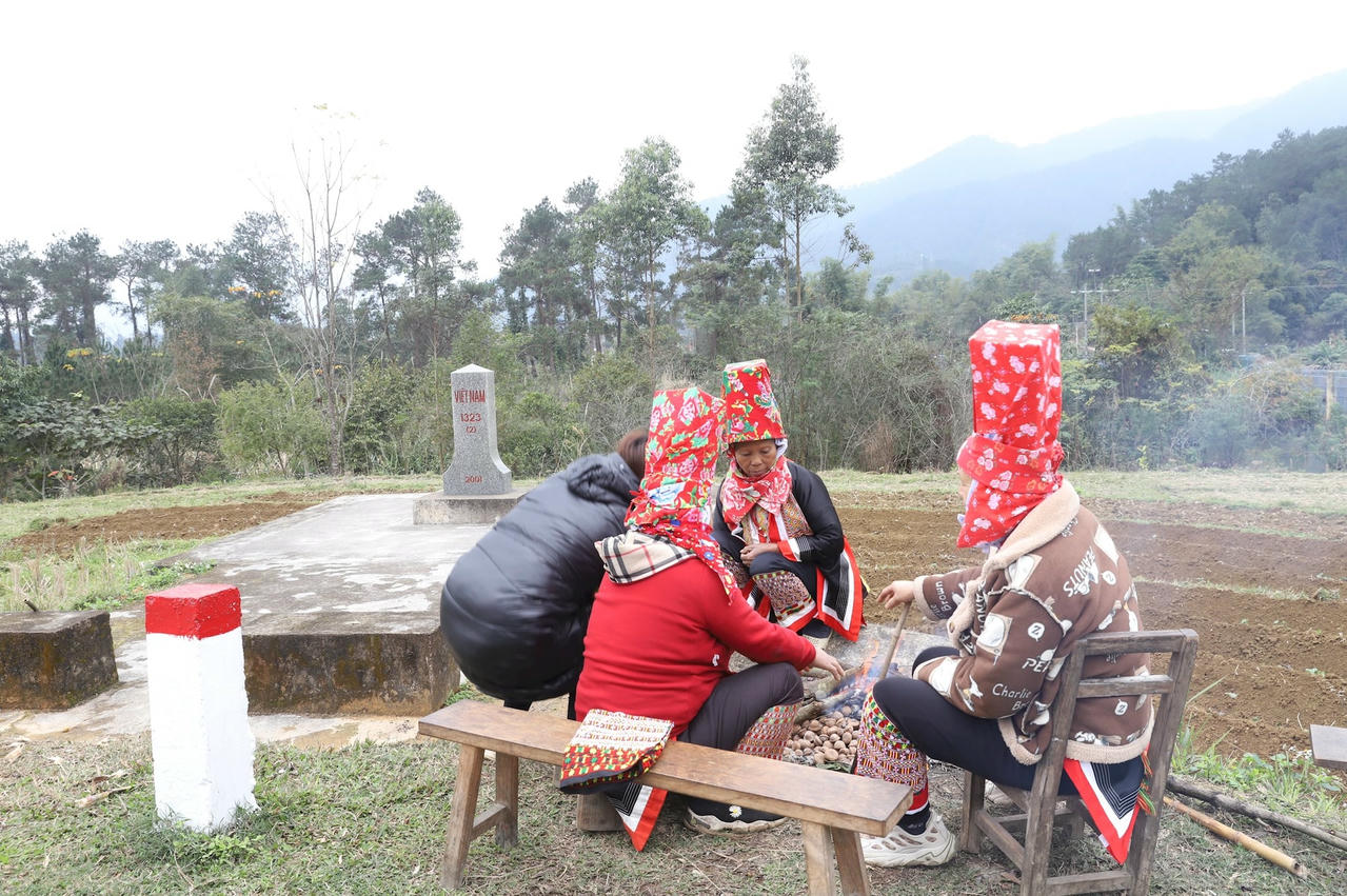 ben-ve-duong-chi-em-nguoi-dao-thanh-phan-o-xa-dong-van-tan-dung-vo-so-qua-gie-kho-de-suoi-am.jpg