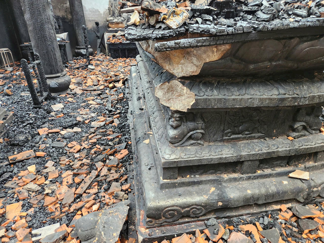 Sau đó, lực lượng cứu hỏa cũng kịp thời có mặt thực hiện các biện pháp nghiệp vụ cứu hỏa. Đến 11h30’ ngọn lửa đã được dập tắt hoàn toàn.