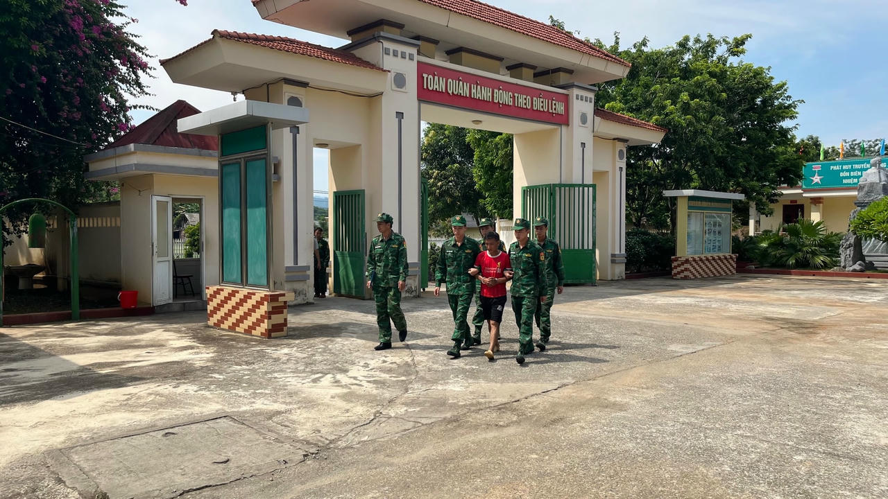 Thào A Dơ bị dẫn giải đi thực nghiệm hiện trường. Ảnh: Trung Dũng