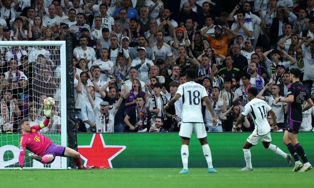 Neuer đã thi đấu xuất sắc để cản phá các cú sút của Real. (Nguồn: PA) Real-Bayern-2-1_4.jpg