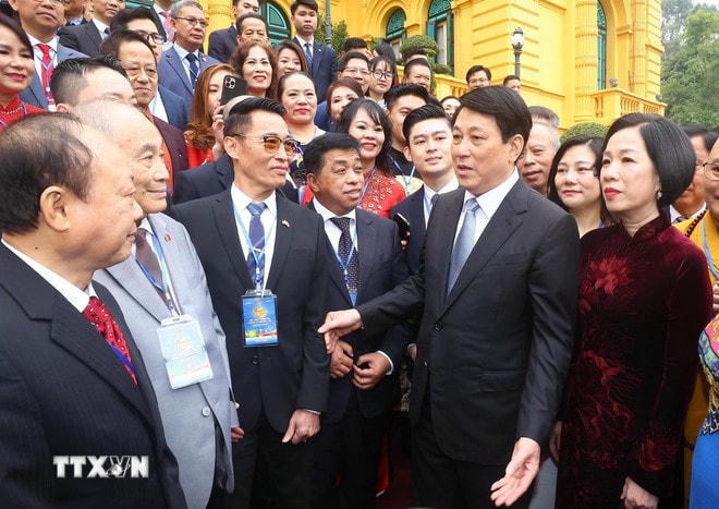 Chủ tịch nước Lương Cường và Phu nhân cùng đoàn kiều bào về thăm quê hương nhân dịp Tết Nguyên đán Ất Tỵ năm 2025. (Ảnh: Lâm Khánh/TTXVN) ttxvn-chu-tich-nuoc-tha-ca-chep-2.jpg