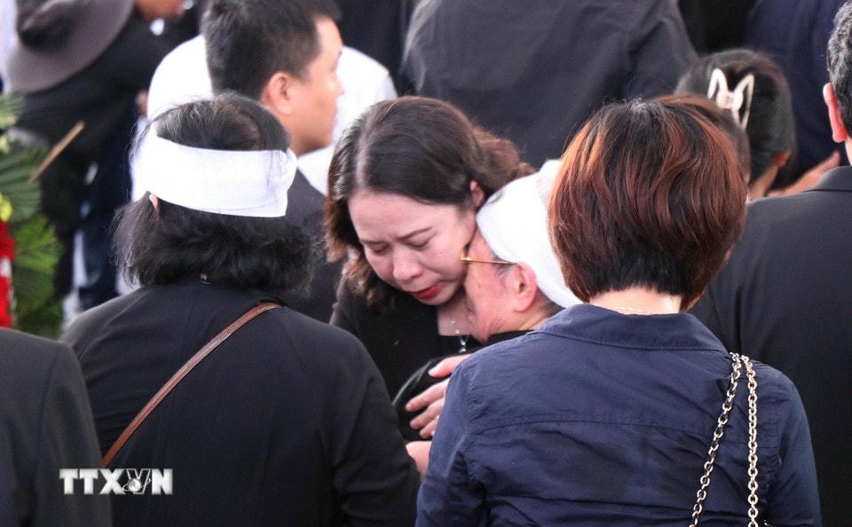 Phó Chủ tịch nước Võ Thị Ánh Xuân chia buồn cùng người thân gia đình nguyên Chủ tịch nước Trần Đức Lương. (Ảnh: Phạm Cường/TTXVN)