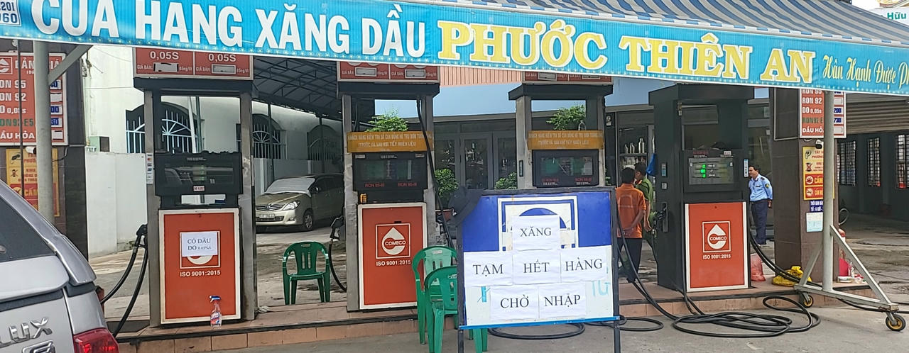 Nhiều cửa hàng thống báo hết xăng.
