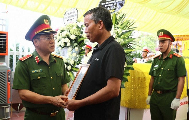 Thứ trưởng Bộ Công an Nguyễn Văn Long chia buồn, động viên gia đình liệt sỹ Nguyễn Đăng Khải. (Nguồn: Báo Công an Nhân dân) 1904-vieng-liet-sy-nguyen-dang-khai.jpg