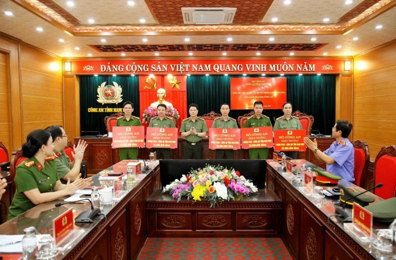 bo_cong_an_khen_thuong_5_don_vi_-1714991658645.jpg