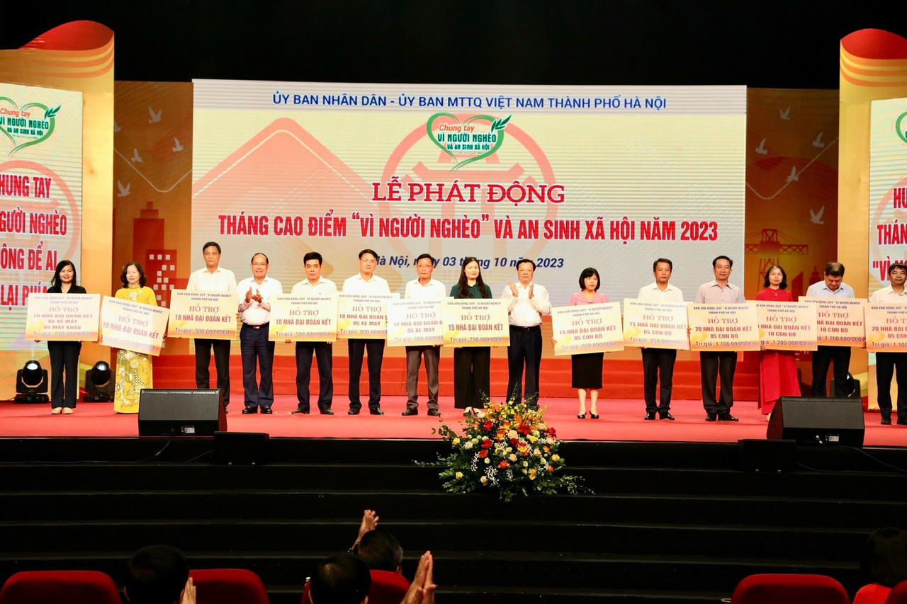 Bí thư Thành ủy Hà Nội Đinh Tiến Dũng trao kinh phí hỗ trợ người nghèo thành phố Hà Nội.
