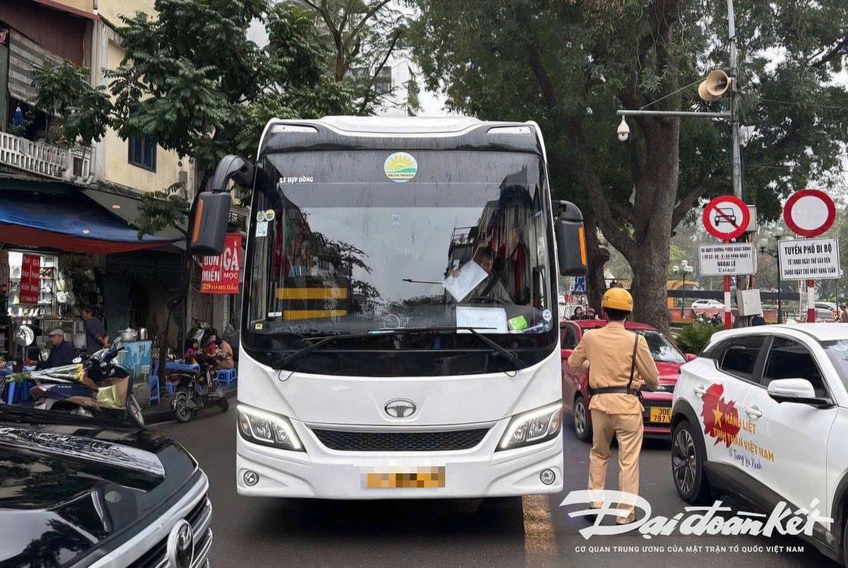 ha-noi-xu-ly-hang-loat-xe-khach-tren-16-cho-co-tinh-di-vao-pho-co-2025031318070120250313185323.3228840-1-.jpg