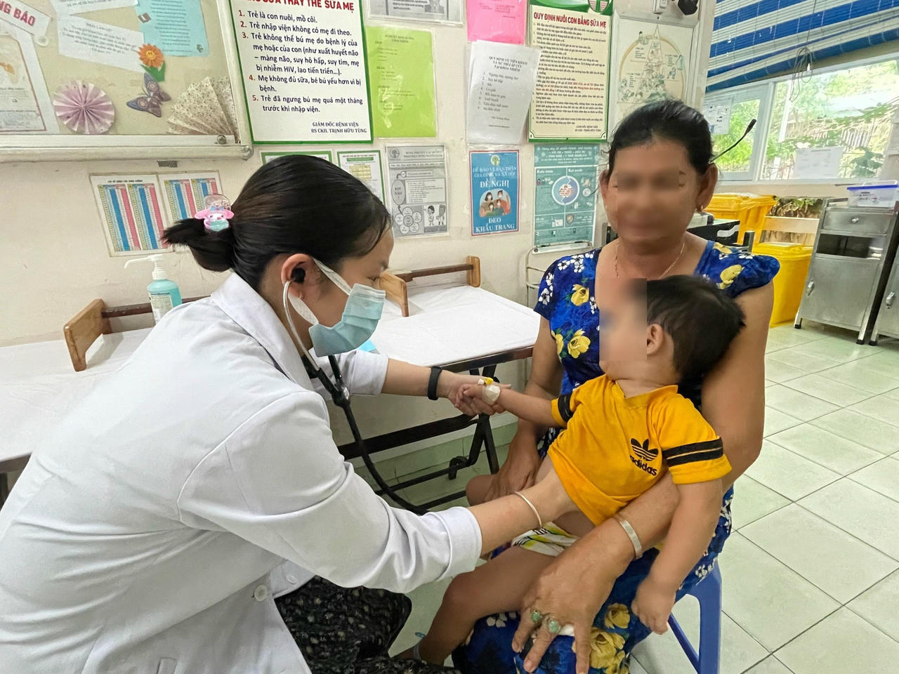 Số ca mắc bệnh tay chân miệng liên tục tăng.