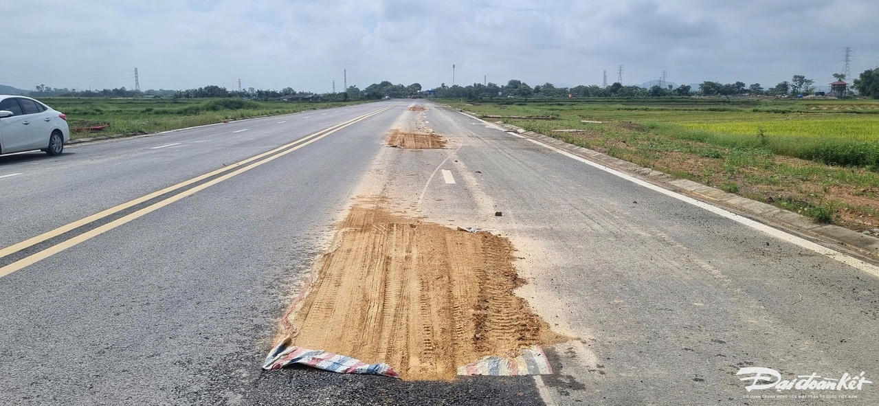 Anh Nguyễn Văn Long, người dân xã Đặng Sơn, cho biết: Hằng ngày đi qua tuyến đường này, dù được xây dựng mới hoàn toàn nhưng chất lượng công trình khiến người dân phải đặt dấu hỏi lớn. Bởi chỉ sau một thời gian ngắn đưa vào sử dụng, tuyến đường đã xuất hiện tình trạng bong tróc, sụt lún. “Khoảng 3 tháng nay, để hạn chế sụt lún nghiêm trọng hơn, đơn vị thi công đã lắp barie ở hai đầu tuyến, ngăn không cho xe ô tô tải trọng lớn đi vào. Đồng thời, tiến hành sửa chữa theo kiểu chắp vá”, anh Long nói