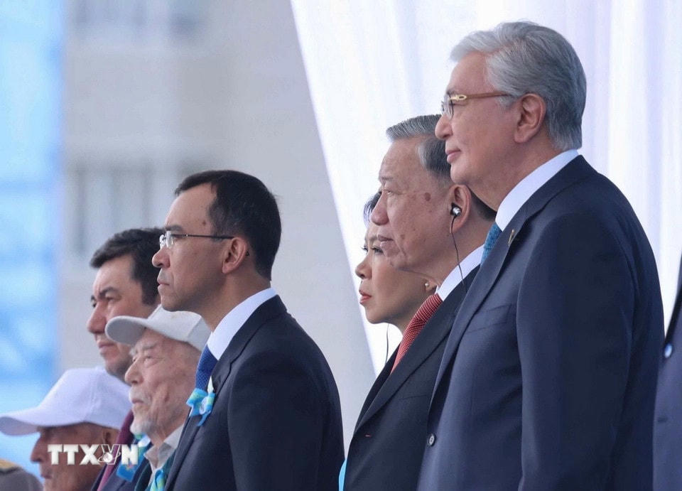 Tổng Bí thư Tô Lâm và Tổng thống Kazakhstan Kassym-Jomart Tokayev tham dự buổi lễ duyệt binh kỷ niệm 80 năm Ngày Chiến thắng phátxít 9/5. (Ảnh: TTXVN)