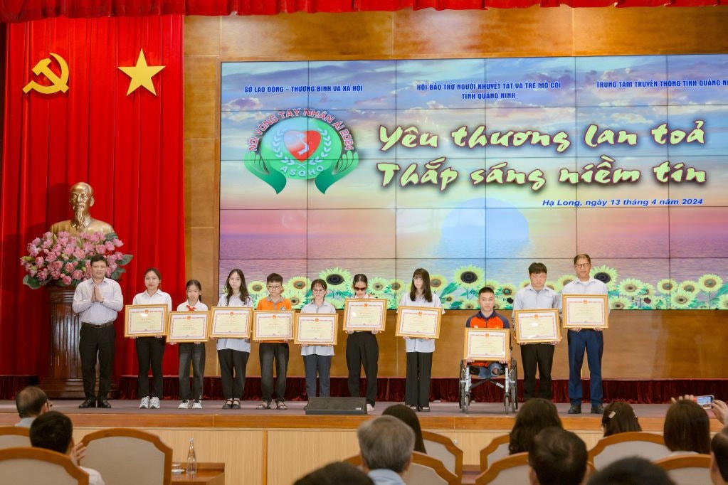 2202216_dong_chi_nghiem_xuan_cuong_pho_chu_tich_ubnd_tinh_tang_bang_khen_cho_nguoi_khuyet_tat_tre_mo_coi_tieu_bieu_nam_2023_15303513(1).jpg
