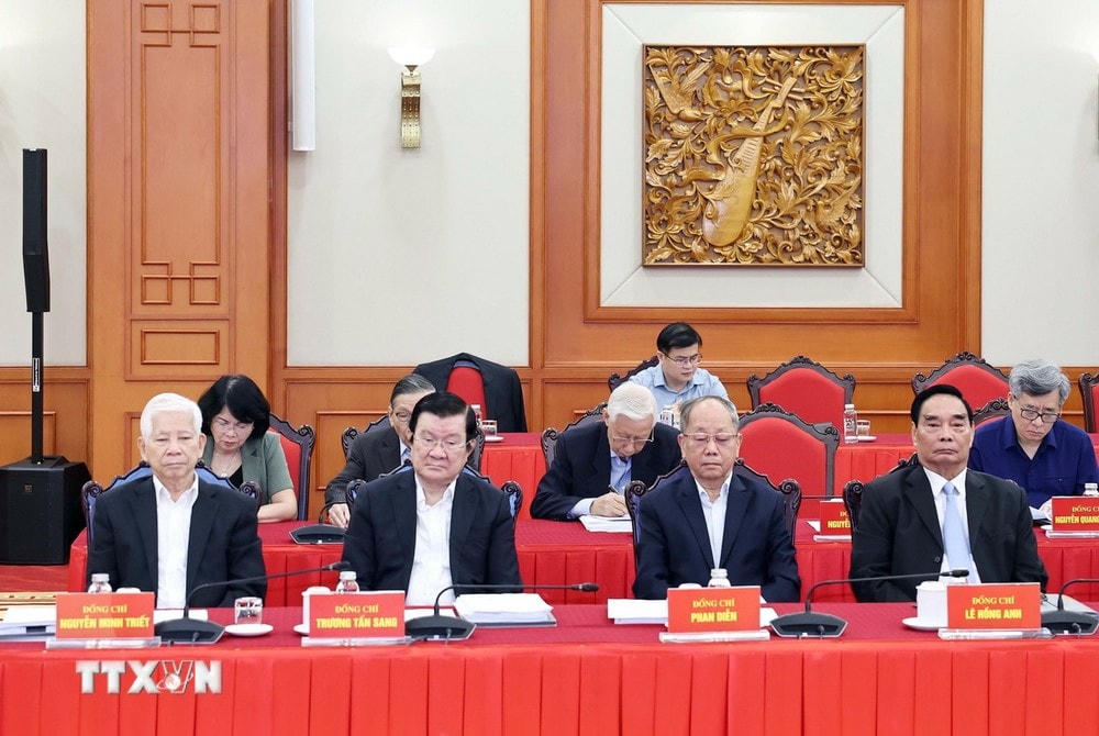 Các nguyên lãnh đạo Đảng và Nhà nước dự hội nghị. (Ảnh: Thống Nhất/TTXVN) ttxvn_nguyen lanh dao gop y dai hoi dang 2.jpg