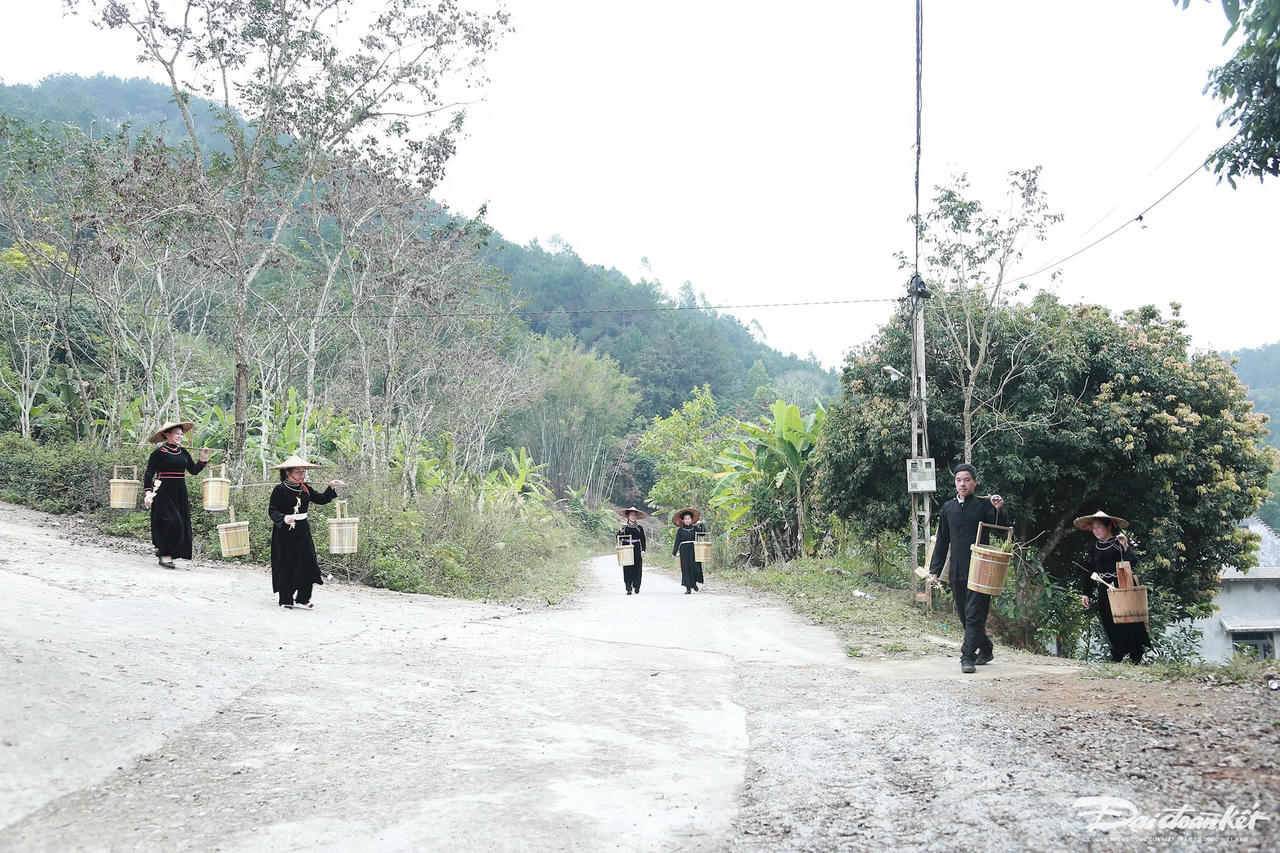 W_som-mung-1-tet-xom-lang-khong-ai-bao-ai-deu-day-som-xuong-suoi-de-lay-nuoc-mang-ve-rua-mat-va-chan-tay.jpg
