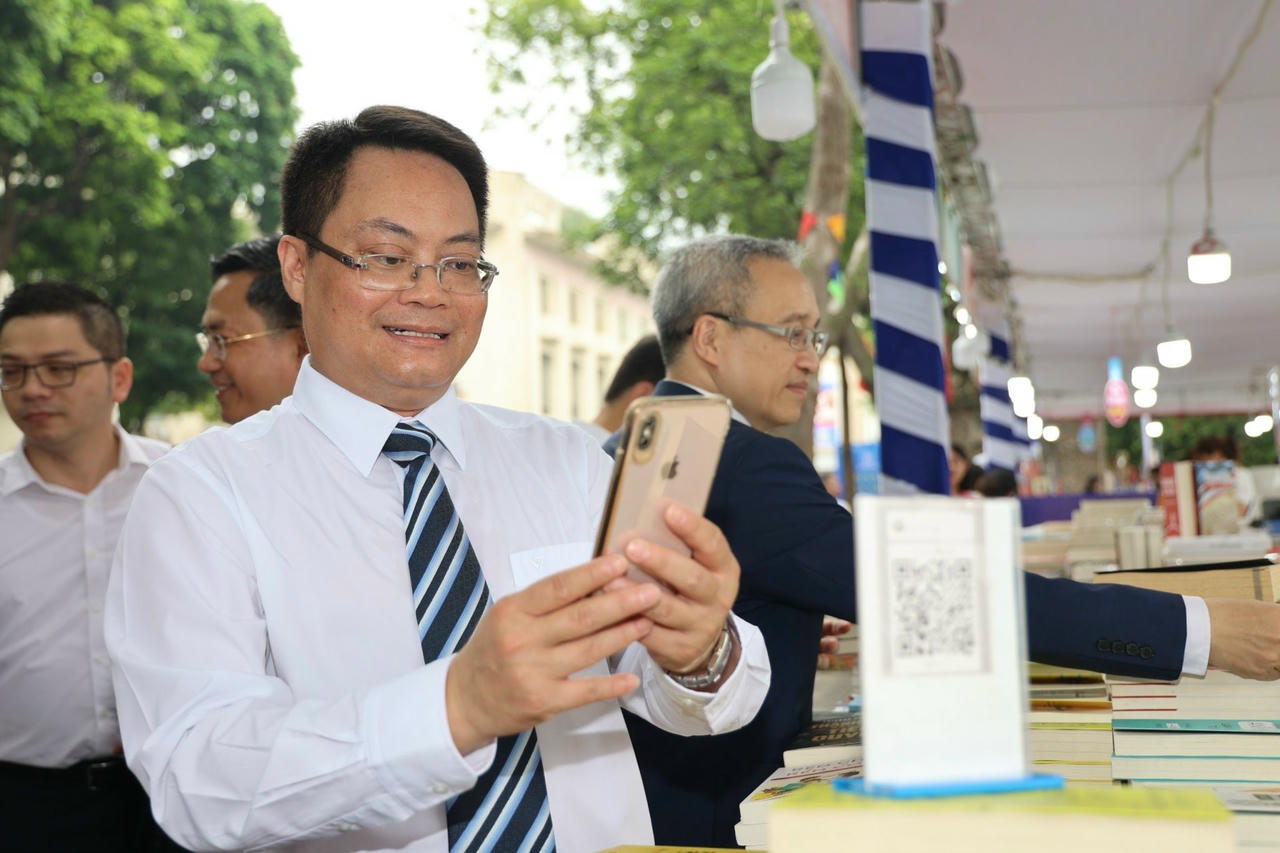 Mộ số hình ảnh các đại biểu tham quan các gian hàng thanh toán không dùng tiền mặt tại lễ phát động: