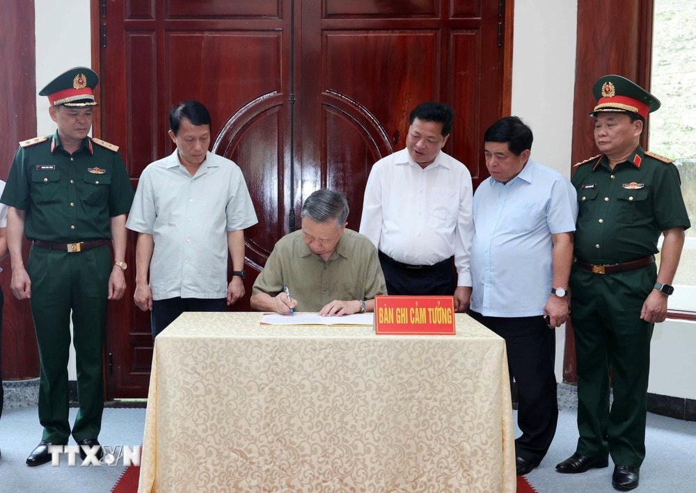 Chủ tịch nước Tô Lâm viết lưu bút tại Khu Di tích Quốc gia đặc biệt rừng Trần Hưng Đạo. (Ảnh: Nhan Sáng/TTXVN) ttxvn_to_lam_5.jpg
