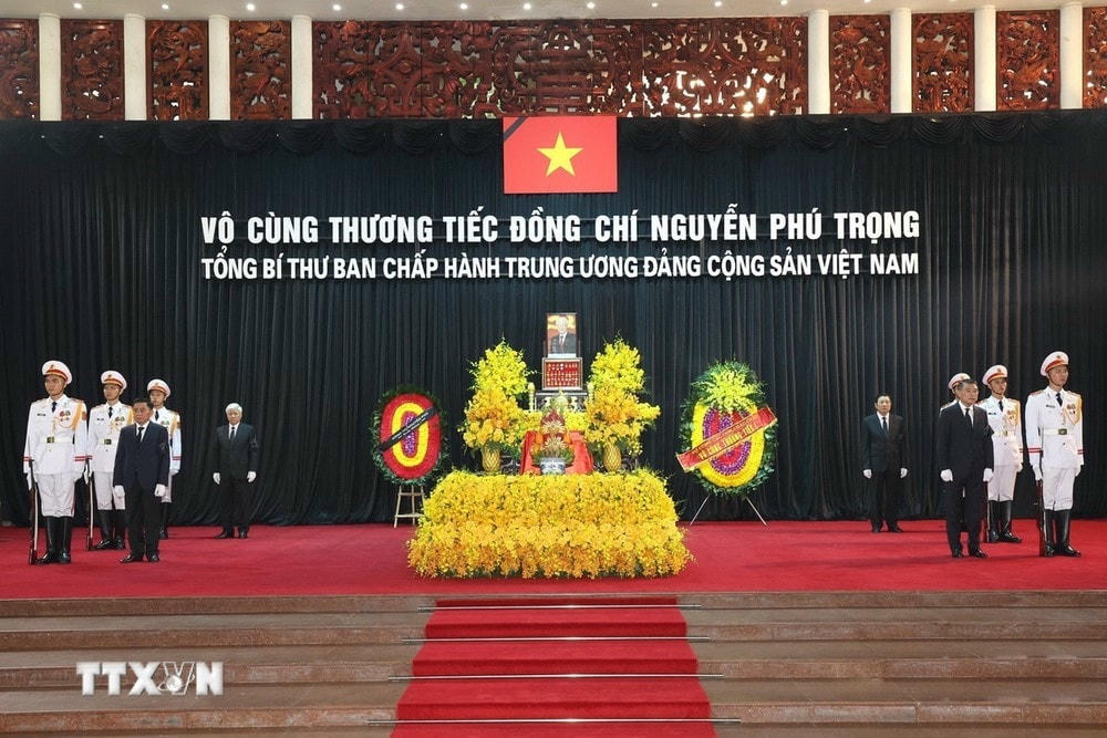 Linh cữu Tổng Bí thư Nguyễn Phú Trọng quàn tại Nhà tang lễ Quốc gia số 5 Trần Thánh Tông, Hà Nội. (Ảnh: TTXVN) ttxvn_linh cuu Tong bi thu (2).jpg