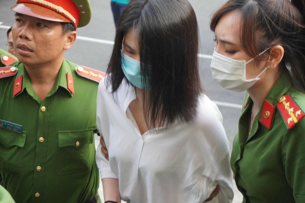 Dẫn giải Trần Thị Ngọc Trinh hầu tòa. (Ảnh: Thành Chung/TTXVN)